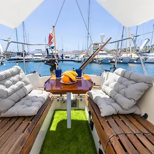  Hotel en barco Seaside Chill-out On A Sail Yacht